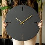 Wallity Timeless Metal Wall Clock - APS113 Negro y Dorado